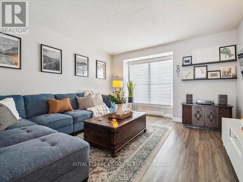 659 Upper Wentworth Street, Hamilton, ON - Indoor Photo Showing Living Room
