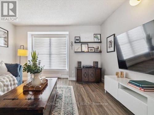 659 Upper Wentworth Street, Hamilton, ON - Indoor Photo Showing Living Room