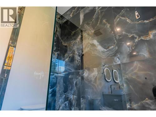 2690 Monte Christo Street, Rossland, BC - Indoor Photo Showing Bathroom