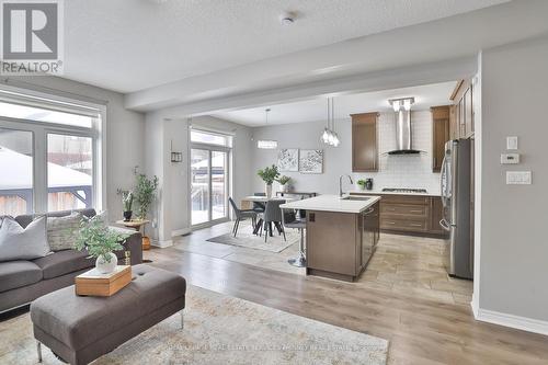 15 Cutts Crescent, Hamilton, ON - Indoor Photo Showing Living Room