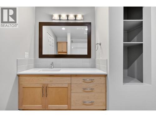 4PC bathroom - 867 Steele Road, Kelowna, BC - Indoor Photo Showing Bathroom