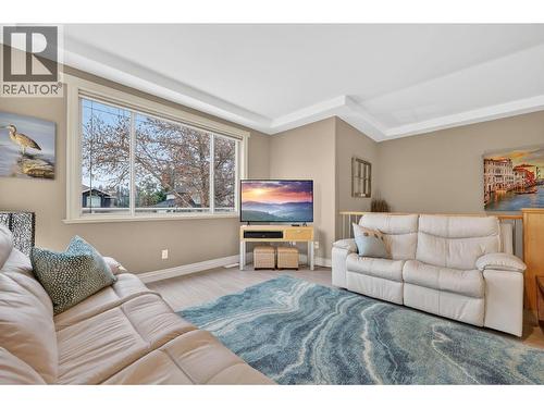 Living room - 867 Steele Road, Kelowna, BC - Indoor Photo Showing Living Room