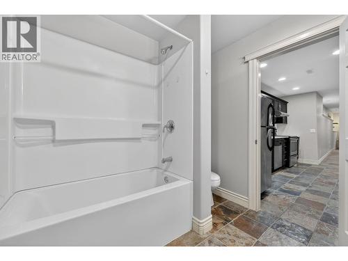 4PC bathroom - 867 Steele Road, Kelowna, BC - Indoor