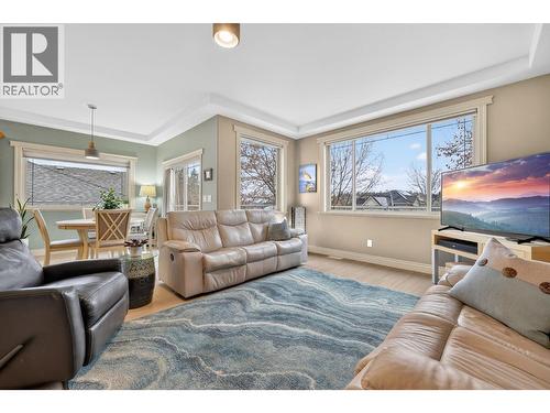 Living room - 867 Steele Road, Kelowna, BC - Indoor Photo Showing Living Room