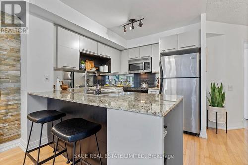 Eating bar at the granite counters! - 328 - 25 Carlton Street, Toronto, ON - Indoor Photo Showing Kitchen With Upgraded Kitchen