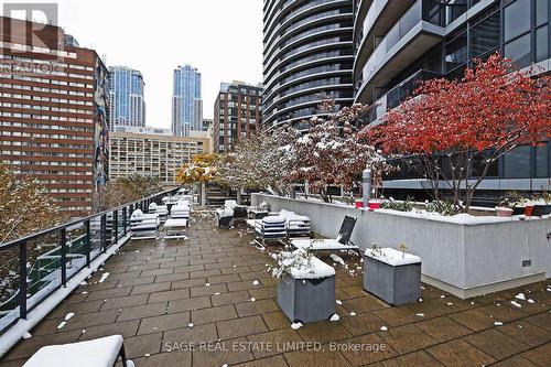 Lounging with plenty of seating! - 328 - 25 Carlton Street, Toronto, ON - Outdoor