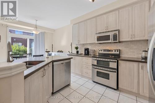 60 Cider Crescent, Richmond Hill, ON - Indoor Photo Showing Kitchen With Double Sink With Upgraded Kitchen