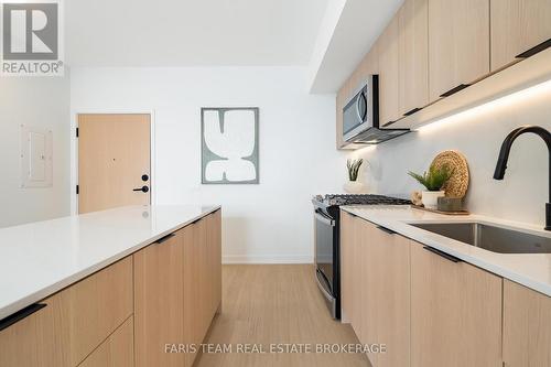 611 - 31 Huron Street, Collingwood, ON - Indoor Photo Showing Kitchen