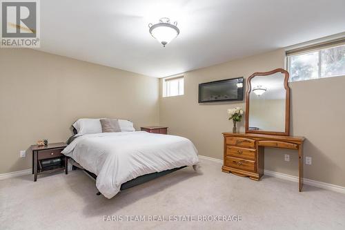 64 Red Oak Crescent, Oro-Medonte, ON - Indoor Photo Showing Bedroom
