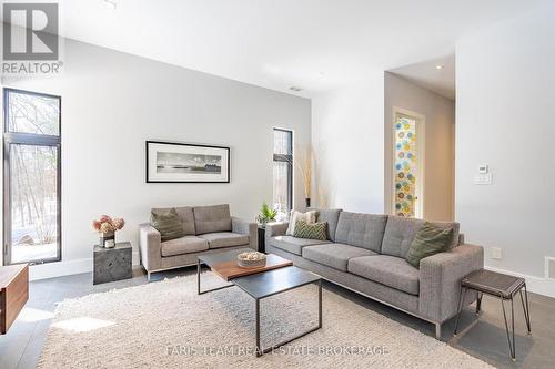 3870 Darling Island Road, Severn, ON - Indoor Photo Showing Living Room