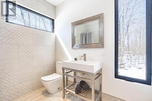 3870 Darling Island Road, Severn, ON - Indoor Photo Showing Bathroom