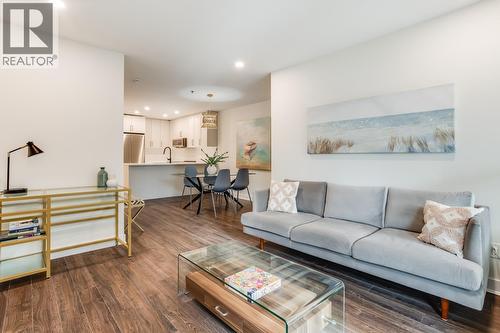 1099 Sunset Drive Unit# 123, Kelowna, BC - Indoor Photo Showing Living Room