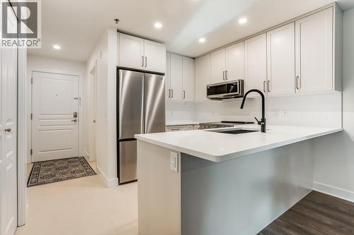 1099 Sunset Drive Unit# 123, Kelowna, BC - Indoor Photo Showing Kitchen With Stainless Steel Kitchen With Upgraded Kitchen