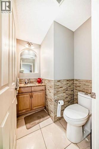 2468 Kingsland View Se, Airdrie, AB - Indoor Photo Showing Bathroom