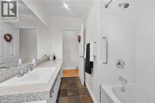 128 Oneida Boulevard, Ancaster, ON - Indoor Photo Showing Bathroom