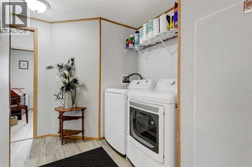 10914 96 Street, Clairmont, AB - Indoor Photo Showing Laundry Room