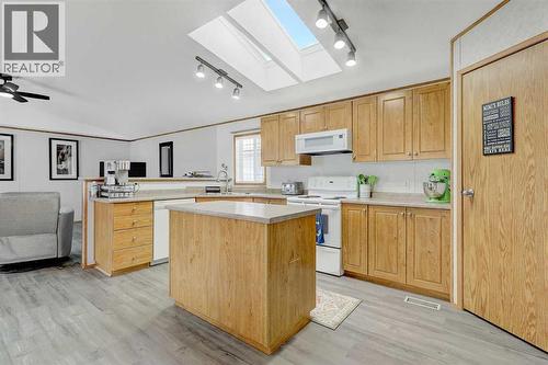 10914 96 Street, Clairmont, AB - Indoor Photo Showing Kitchen