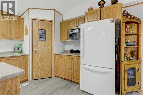 10914 96 Street, Clairmont, AB - Indoor Photo Showing Kitchen
