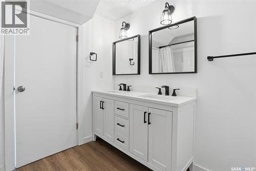 315 Isabella Street E, Saskatoon, SK - Indoor Photo Showing Bathroom