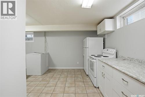 1910 Ewart Avenue, Saskatoon, SK - Indoor Photo Showing Kitchen