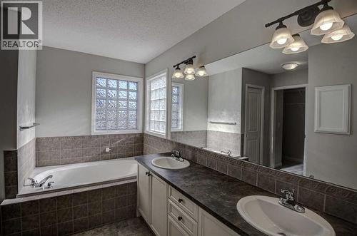 40 Prestwick Manor Se, Calgary, AB - Indoor Photo Showing Bathroom