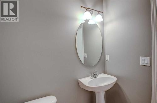 40 Prestwick Manor Se, Calgary, AB - Indoor Photo Showing Bathroom
