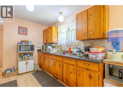 2586 Moss Avenue, Prince George, BC - Indoor Photo Showing Kitchen With Double Sink