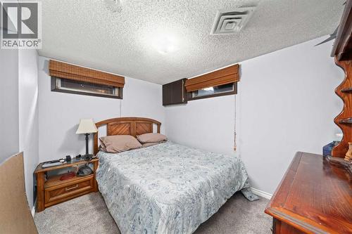 2219 40 Street Se, Calgary, AB - Indoor Photo Showing Bedroom