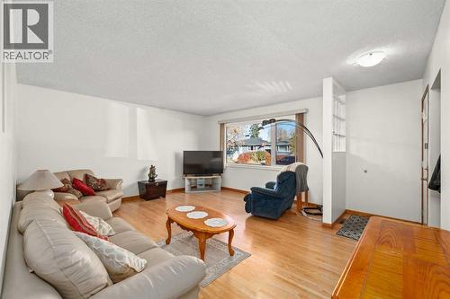 2219 40 Street Se, Calgary, AB - Indoor Photo Showing Living Room