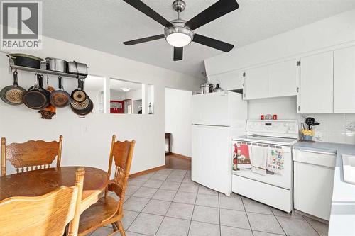 2219 40 Street Se, Calgary, AB - Indoor Photo Showing Kitchen