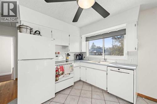 2219 40 Street Se, Calgary, AB - Indoor Photo Showing Kitchen