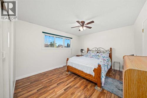 2219 40 Street Se, Calgary, AB - Indoor Photo Showing Bedroom