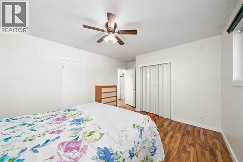 2219 40 Street Se, Calgary, AB - Indoor Photo Showing Bedroom
