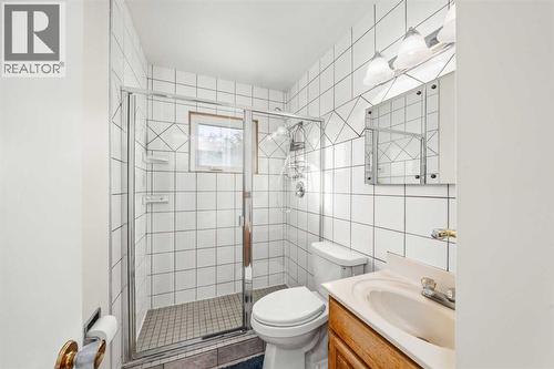 2219 40 Street Se, Calgary, AB - Indoor Photo Showing Bathroom