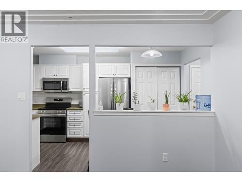 1966 Durnin Road Unit# 105, Kelowna, BC - Indoor Photo Showing Kitchen