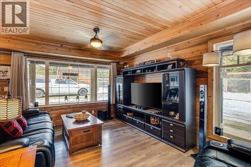 4453 Passmore Upper Road, Passmore, BC - Indoor Photo Showing Living Room