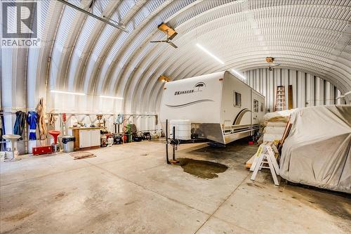 4453 Passmore Upper Road, Passmore, BC - Indoor Photo Showing Garage