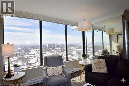 75 Queen Street N Unit# 1707, Hamilton, ON - Indoor Photo Showing Living Room