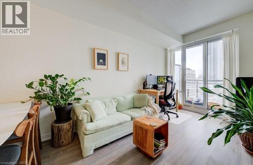 85 Duke Street W Unit# 1007, Kitchener, ON - Indoor Photo Showing Living Room