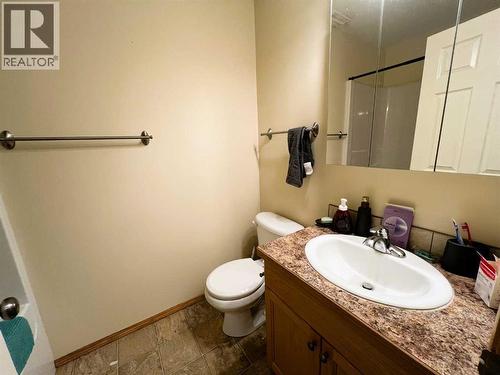 494 Hilton Crescent Ne, Medicine Hat, AB - Indoor Photo Showing Bathroom
