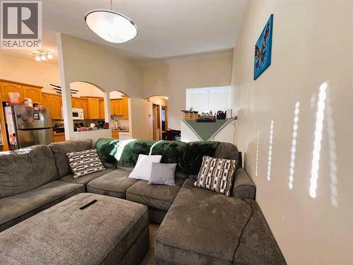 494 Hilton Crescent Ne, Medicine Hat, AB - Indoor Photo Showing Living Room