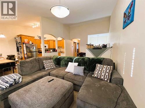 494 Hilton Crescent Ne, Medicine Hat, AB - Indoor Photo Showing Living Room