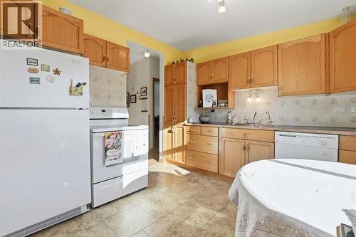 4421 35 Avenue, Red Deer, AB - Indoor Photo Showing Kitchen