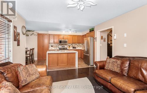 491 Landsborough Avenue, Milton, ON - Indoor Photo Showing Living Room