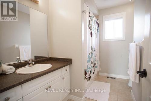 18 Gaal Court, Brantford, ON - Indoor Photo Showing Bathroom