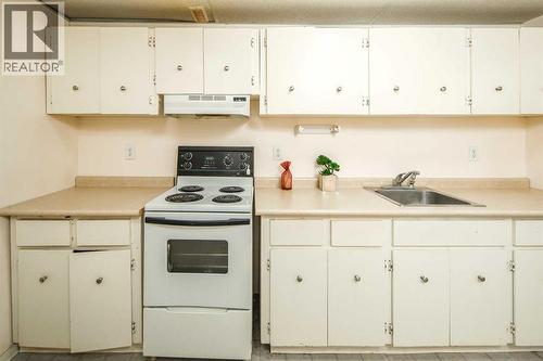 20 Bernard Way Nw, Calgary, AB - Indoor Photo Showing Kitchen