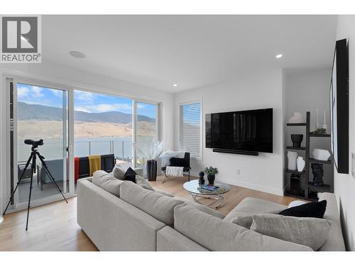 338 Rue Cheval Noir, Kamloops, BC - Indoor Photo Showing Living Room