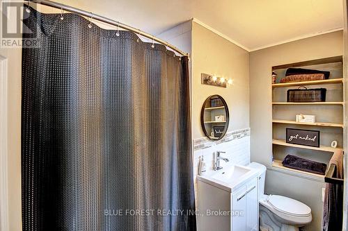 585 Elizabeth Street, London East (East G), ON - Indoor Photo Showing Bathroom