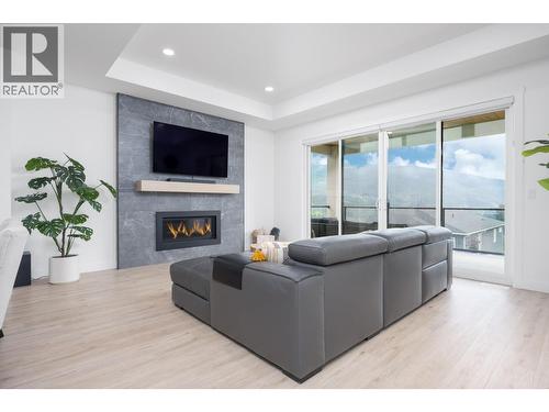 137 Whitefish Road, Vernon, BC - Indoor Photo Showing Living Room With Fireplace
