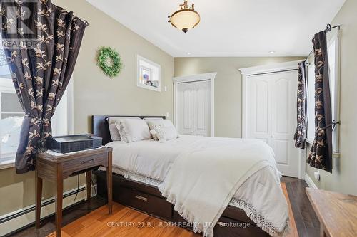 116 Burton Avenue, Barrie, ON - Indoor Photo Showing Bedroom